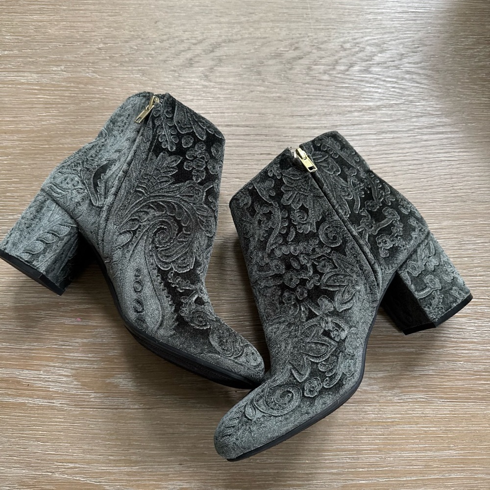 Zigi Soho women’s Nydia velvet green embossed ankle boots booties shoes size 7.5